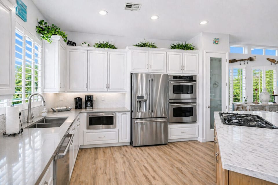 Kitchen high-end appliances, fully stocked kitchen, coffee 2 ovens, ice maker
