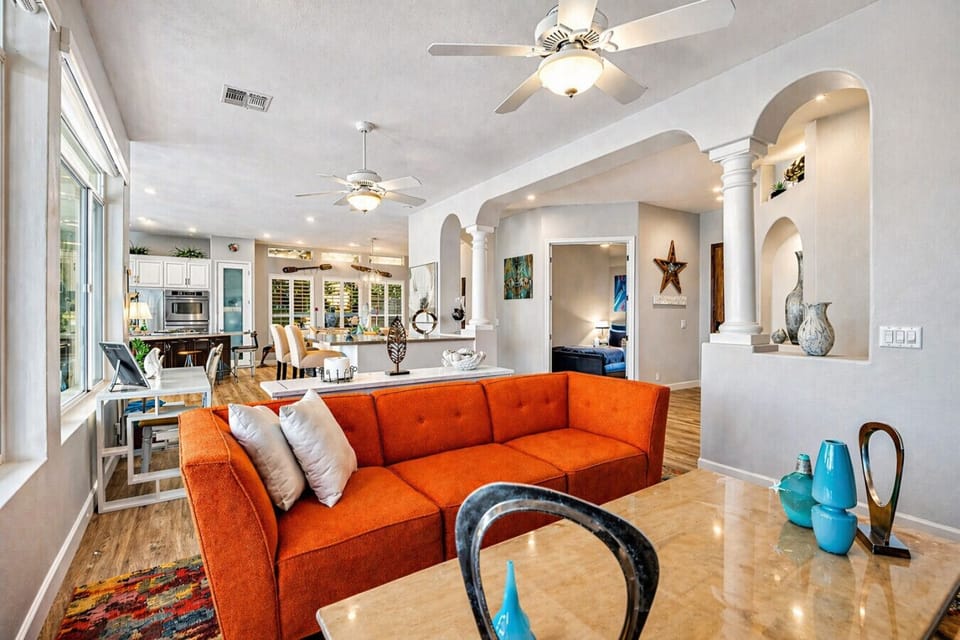 Comfortable open floor plan!  Large family room, N Scottsdale 20 min`s away