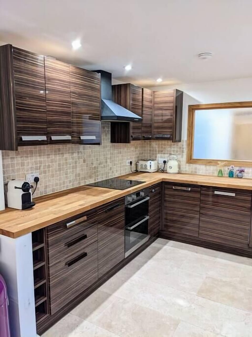The kitchen is fully equipped with an oven, a dishwasher and a hob. 