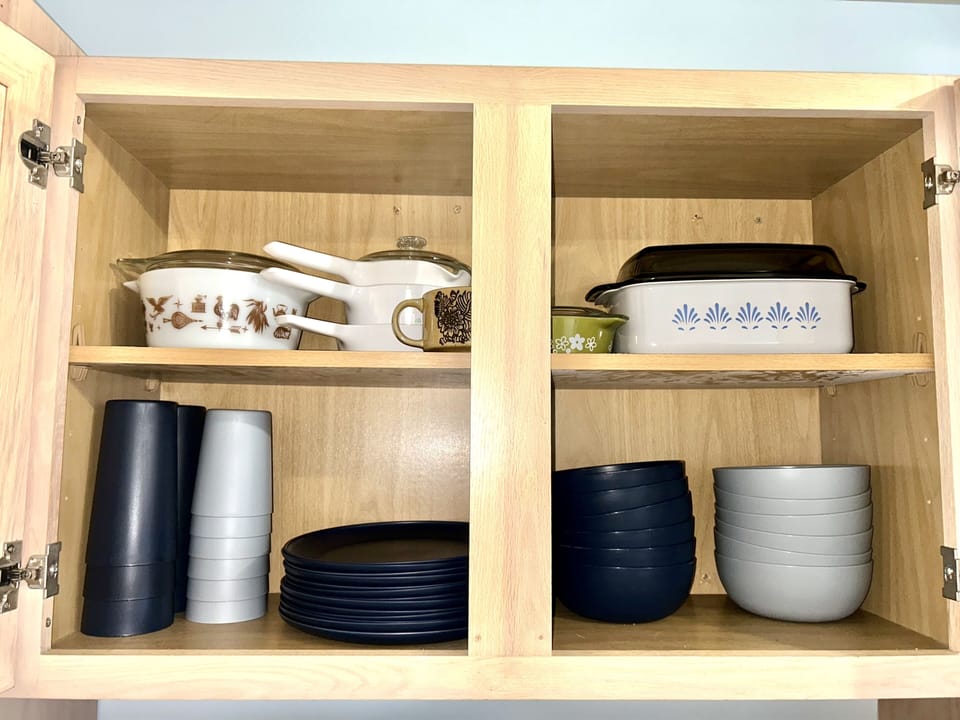 Set of 12 Plastic plates and cups 