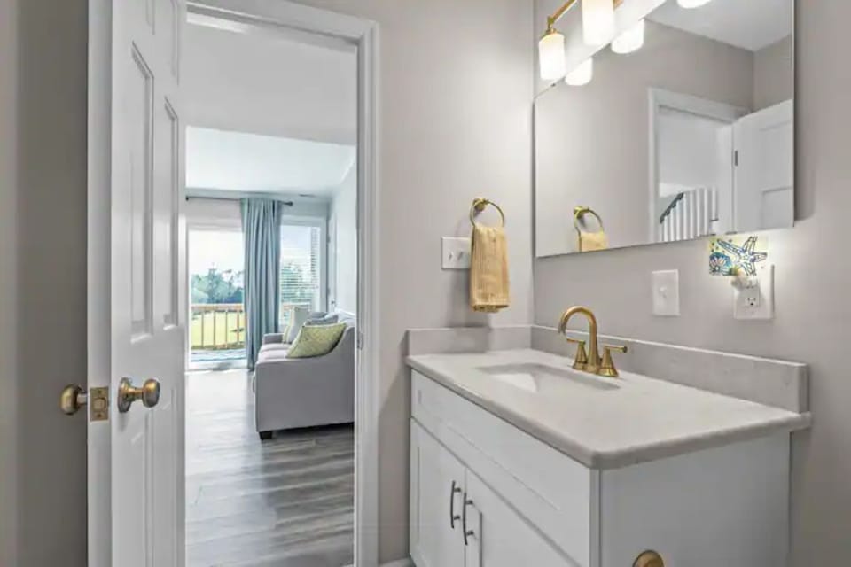 Shared bath 1st floor 