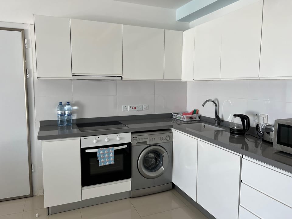 Fully equipped, integrated kitchen with all modern appliances