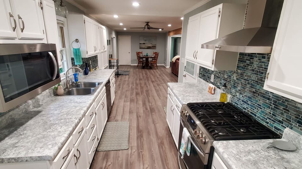 Kitchen: pots/pans/plates/utensils provided.