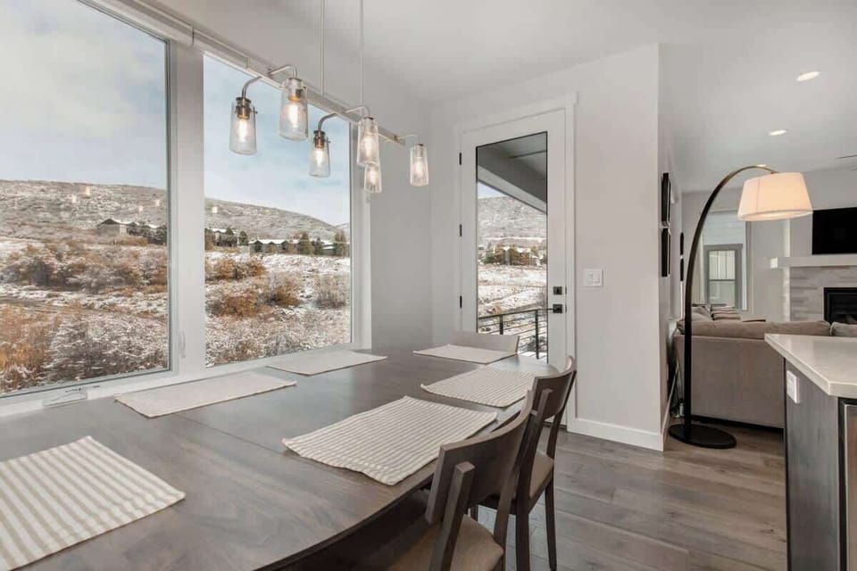 Entry-Floor Dining Area