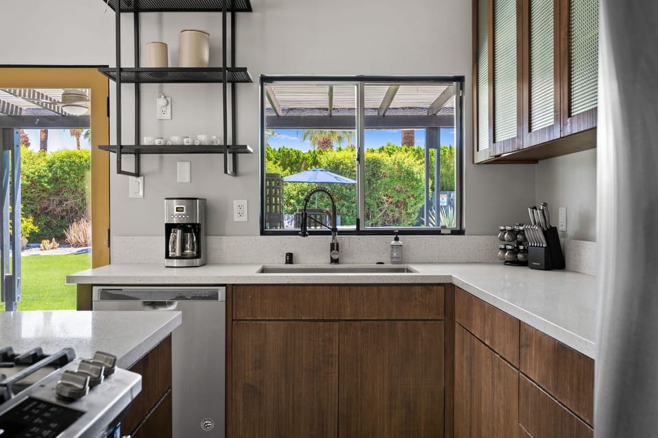 "Margarita Window" to pass your drinks/food through the kitchen window to the outdoor bar!