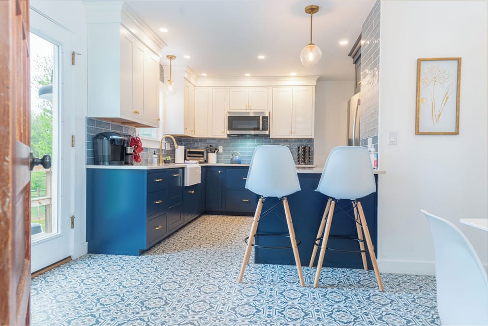 🍽️ Bright kitchen with navy cabinets, bar seating & modern charm! ✨👨‍🍳  

