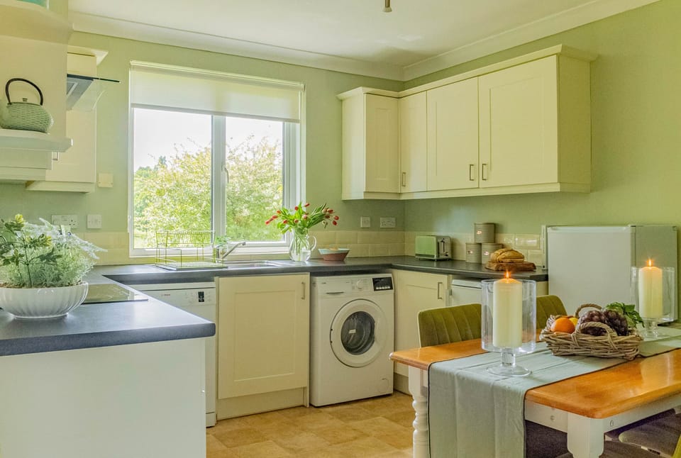 Kitchen & dining area