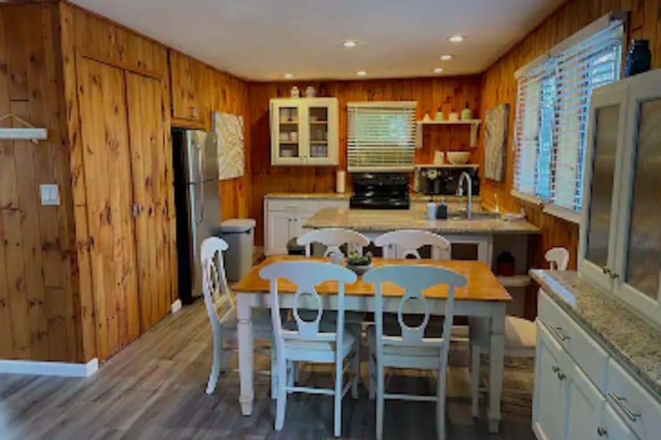 Eat in kitchen area