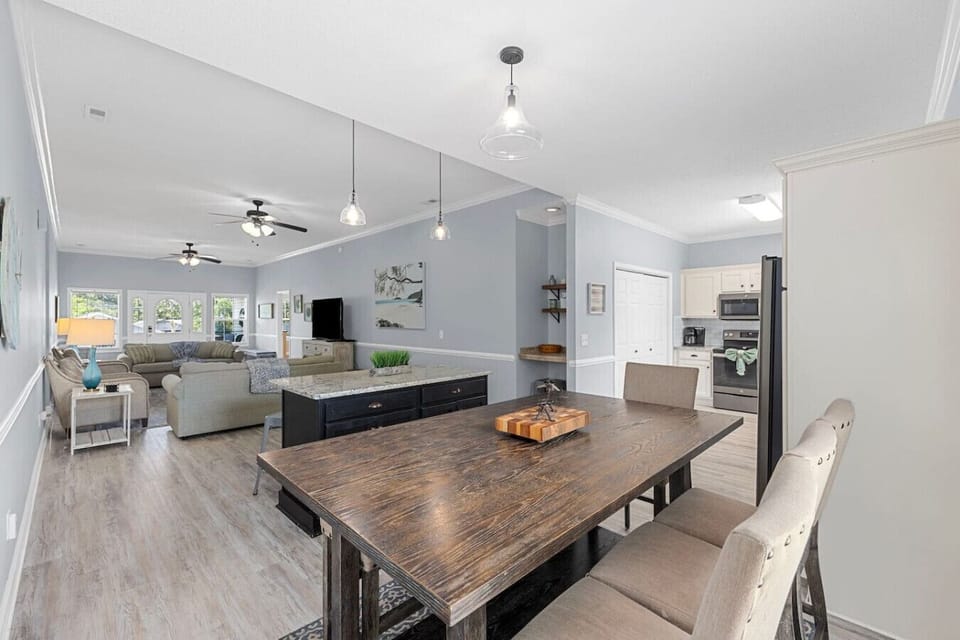 Bring the whole family — including your pup — to this spacious retreat where comfort meets casual luxury. 🏡🐾☀️