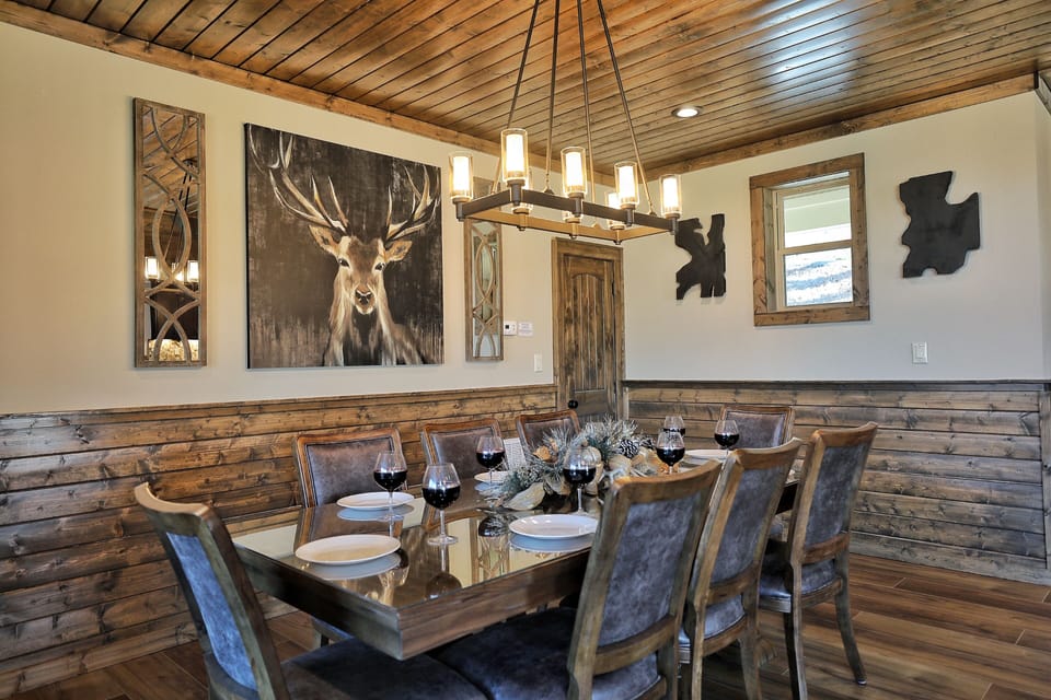 Dining big enough to host a party of 8