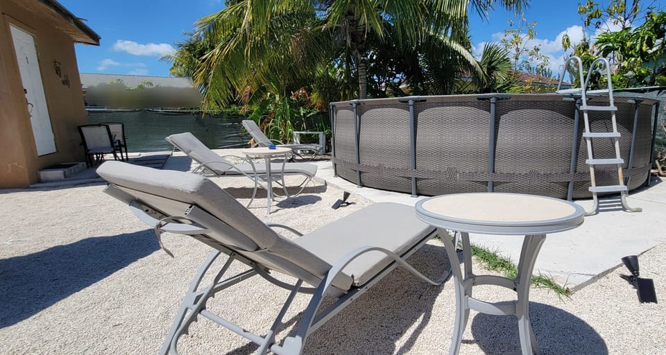 Lounge poolside 
