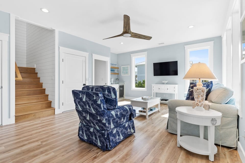 MIDDLE FLOOR LIVING AREA