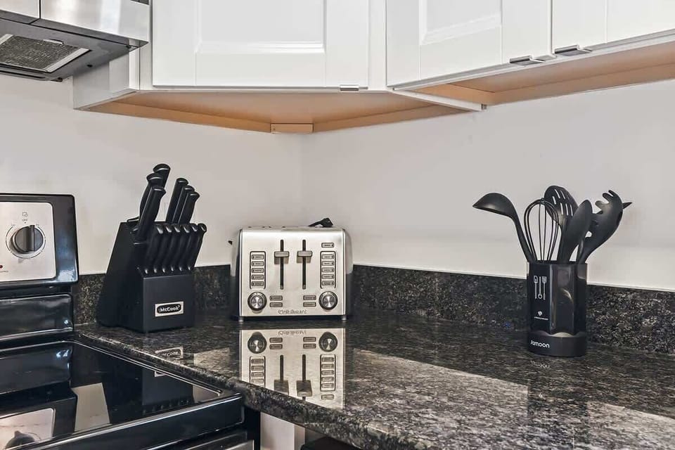 Kitchen ware & toaster