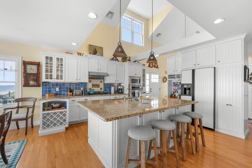 Fully equipped kitchen with seating for 4