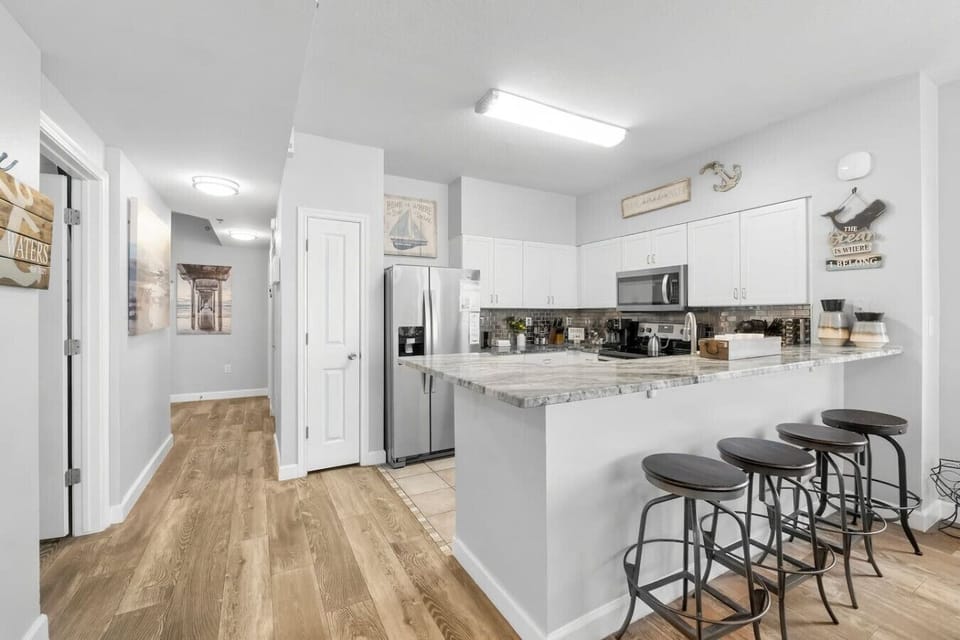 Kitchen and bar seating for 4