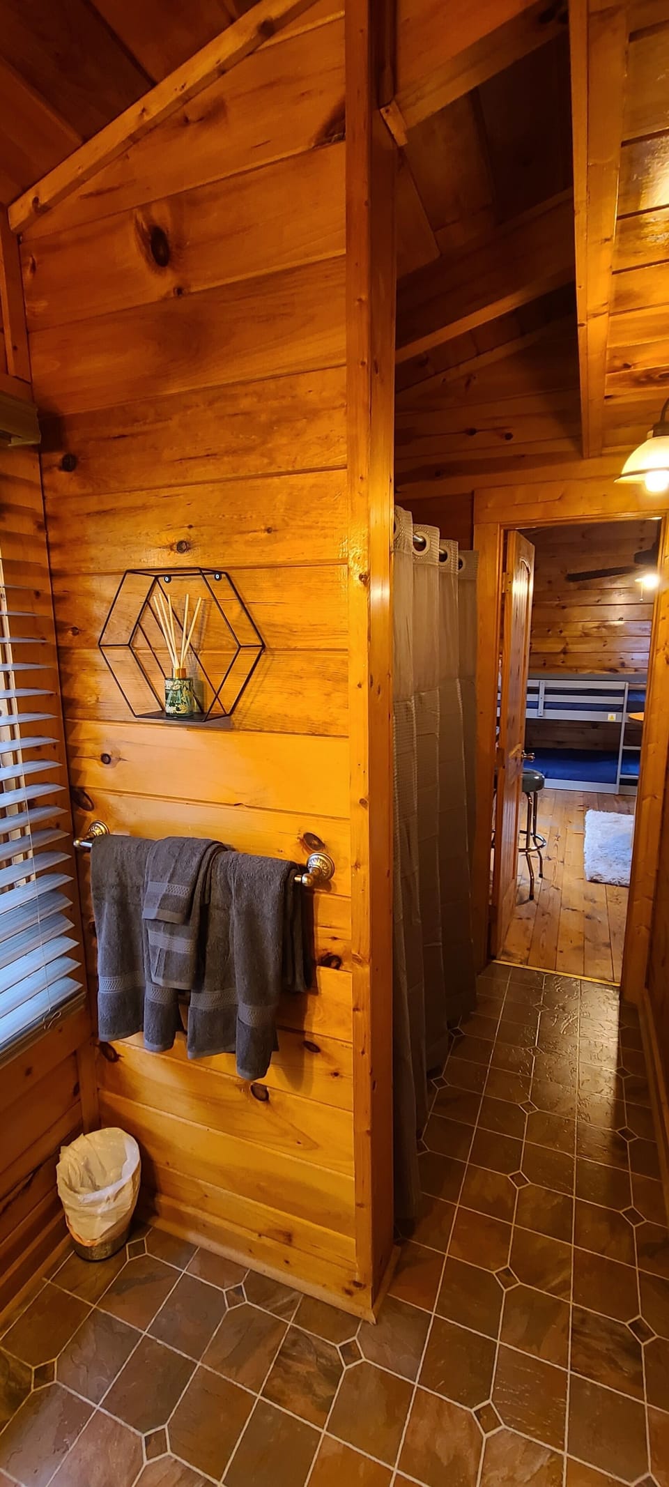 upstairs bathroom with tub/shower combo