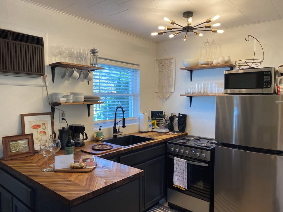 Fully equipped kitchen, more appliances in cabinets (toaster, blender, etc)