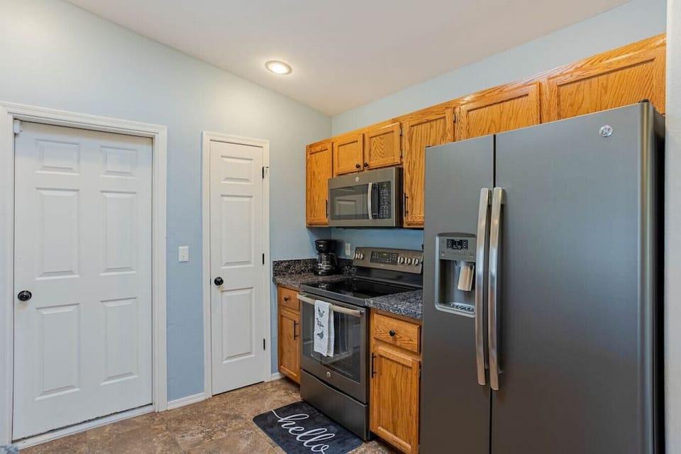 Fully stocked kitchen (toaster, blender, drip coffee maker, utensils, etc)