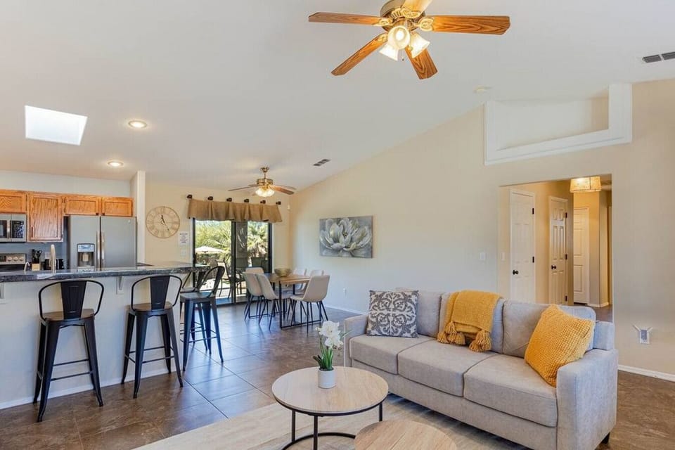 2 couches with side table and coffee table
