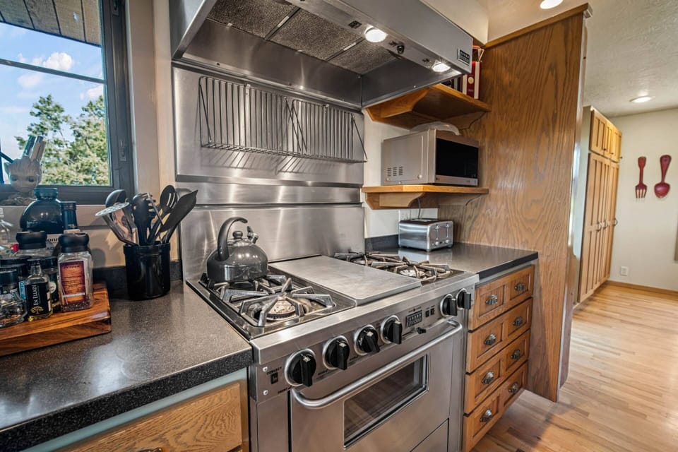 "One of the best views in the area. Well equipped kitchen, pet friendly and big location." - Liz