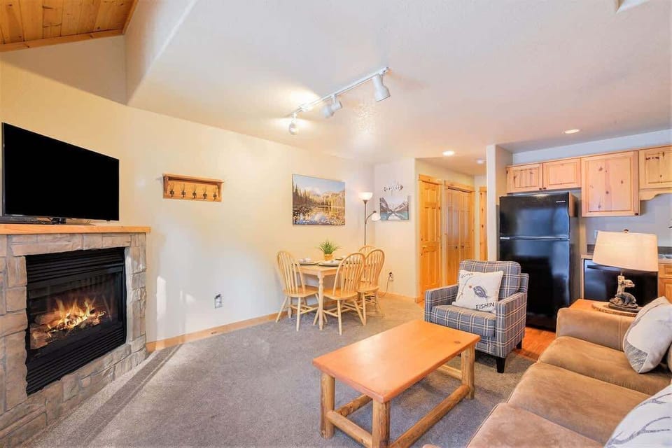 Livingroom with gas fireplace