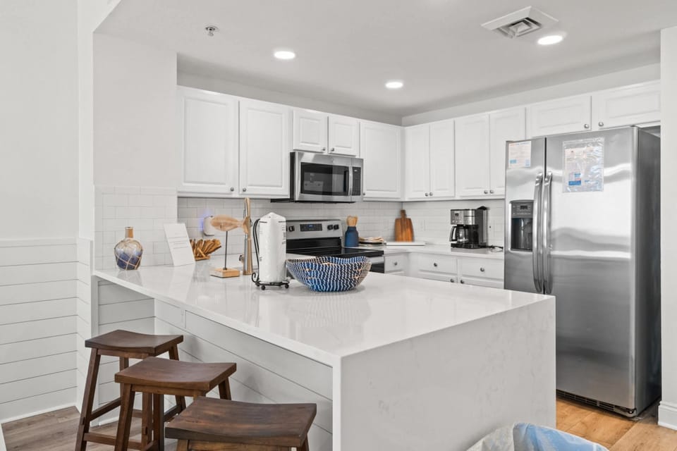 Kitchen with Breakfast Bar
