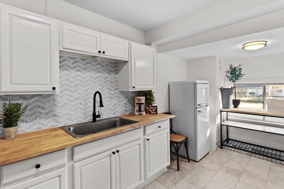 Step into a kitchen that exudes vintage charm, where classic elements combine with modern functionality. The gas stove adds a touch of nostalgia, providing not only efficient cooking but also a cozy and inviting atmosphere.