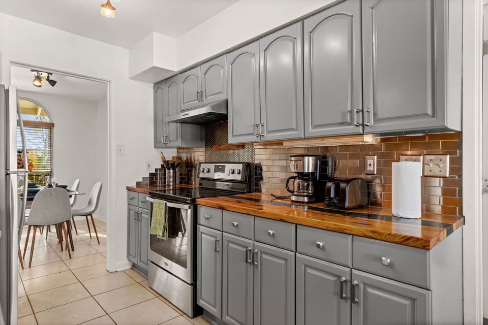Cook with ease in this spacious and beautifully designed kitchen. 🌿🍳