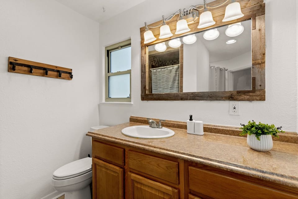 Refresh and unwind in this sleek and modern full bathroom. 🚿✨
