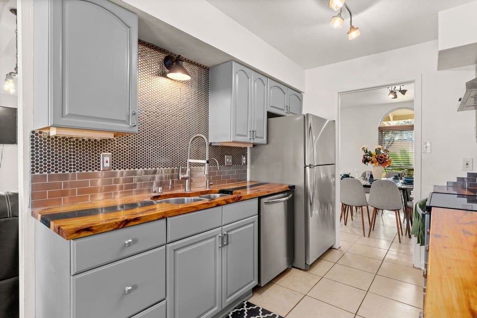 A well-stocked kitchen with all the essentials for home-cooked meals. 🏡🍽️