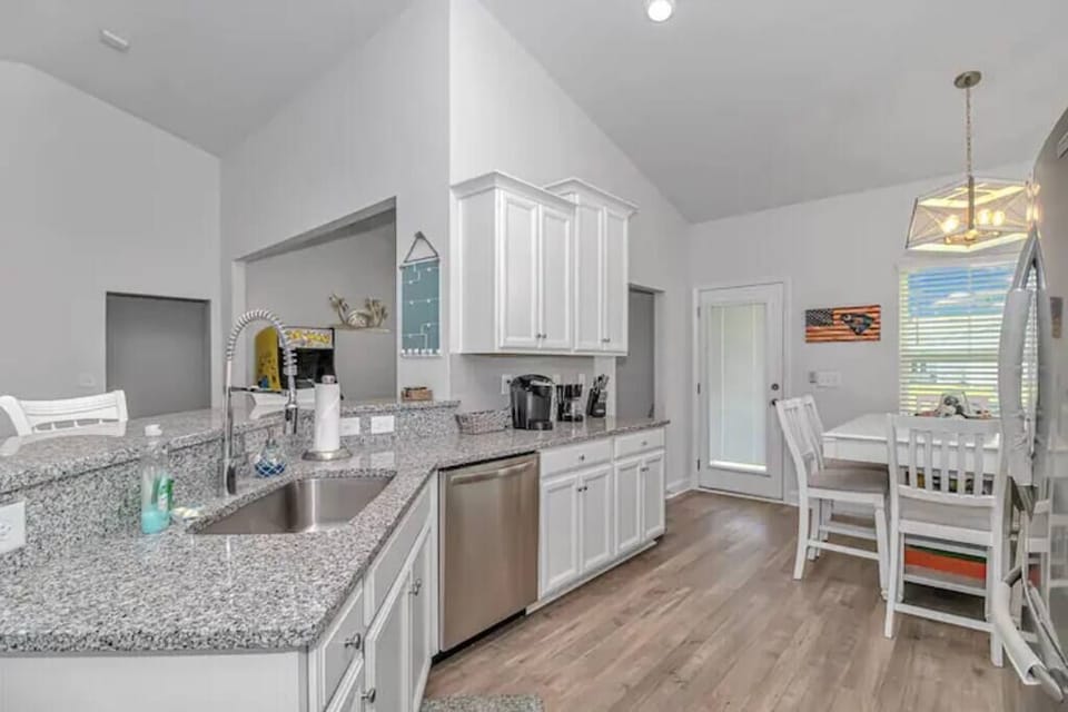 Kitchen I Dining Area