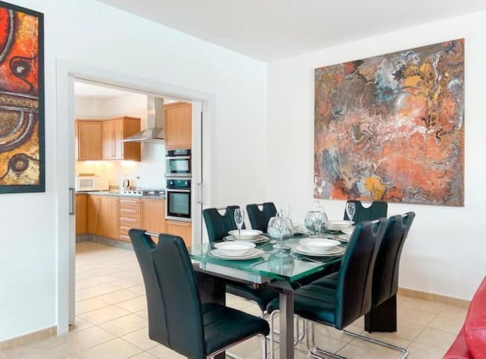 Dining Area leading into the kitchen