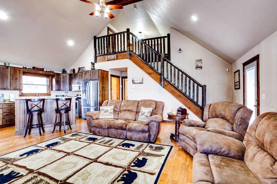 Feel right at home with our warm decoration featuring hardwood flooring and a nice bear rug.  