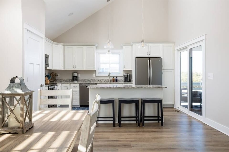 Fully Stocked Kitchen w/ Breakfast Bar