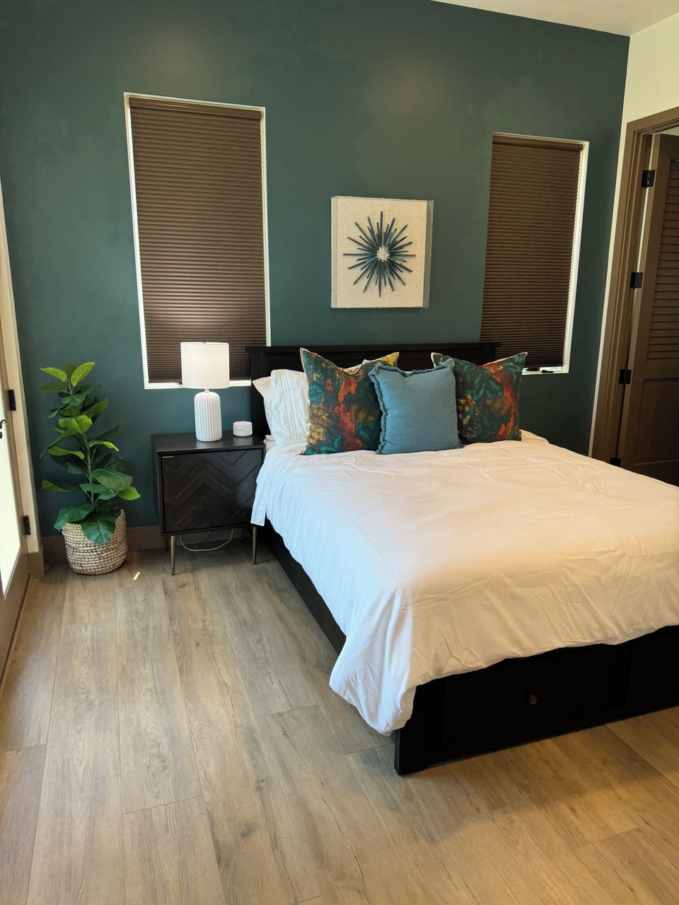 Guest Suite 4 - Downstairs - Queen Bed