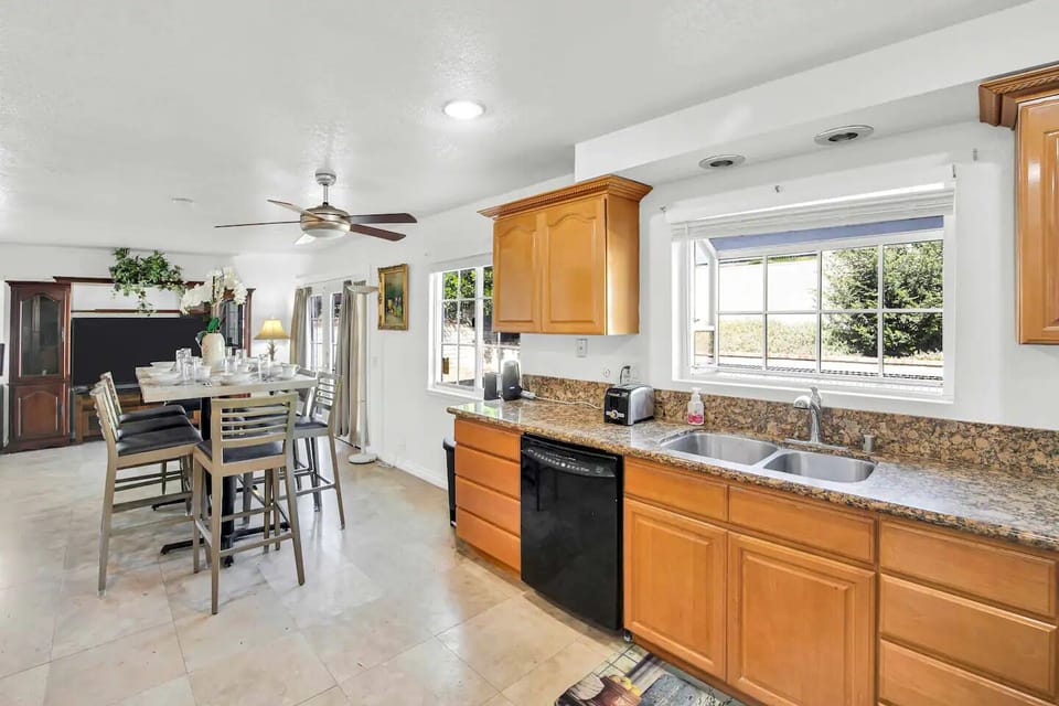 Kitchen with dining table
