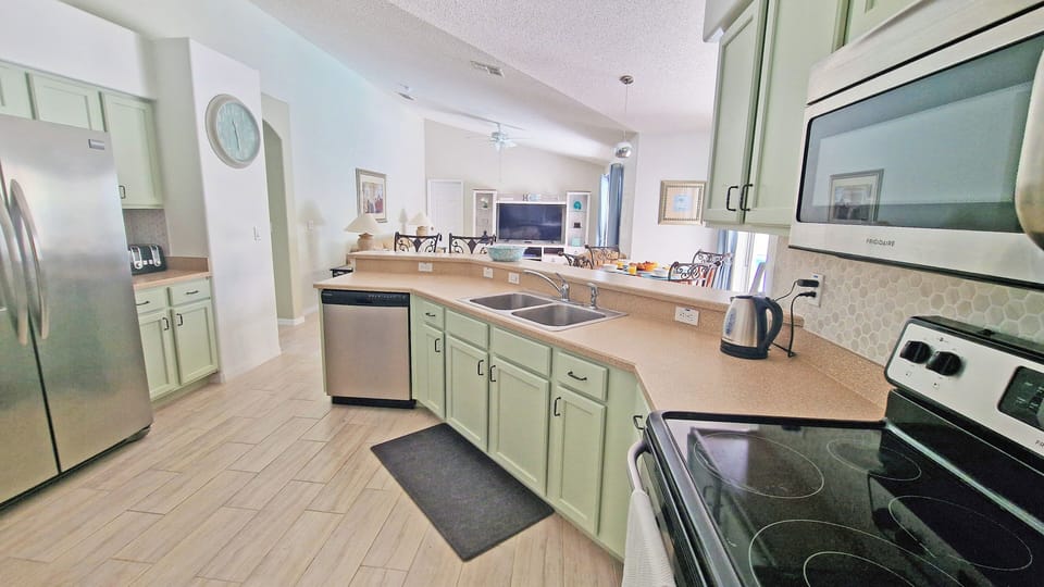 Fully equipped kitchen, ready to make any meal and snacks