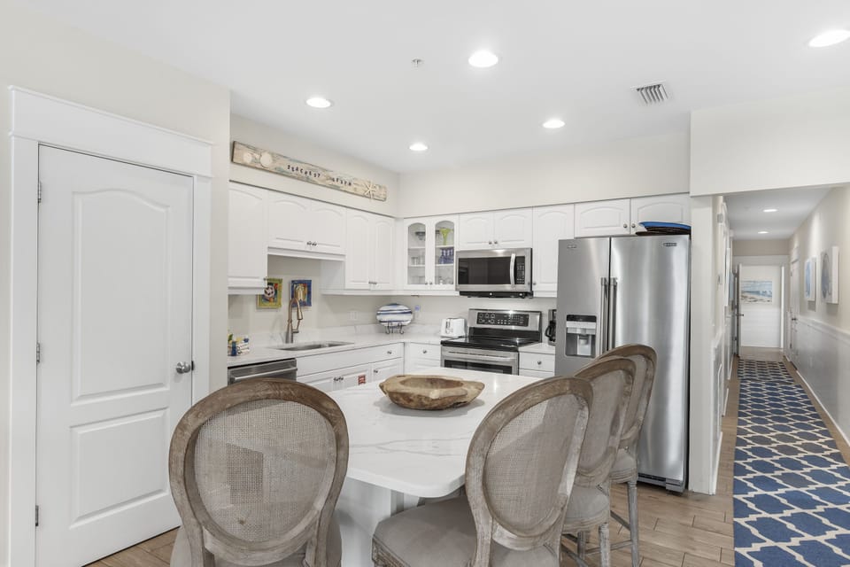 Kitchen with Breakfast Bar