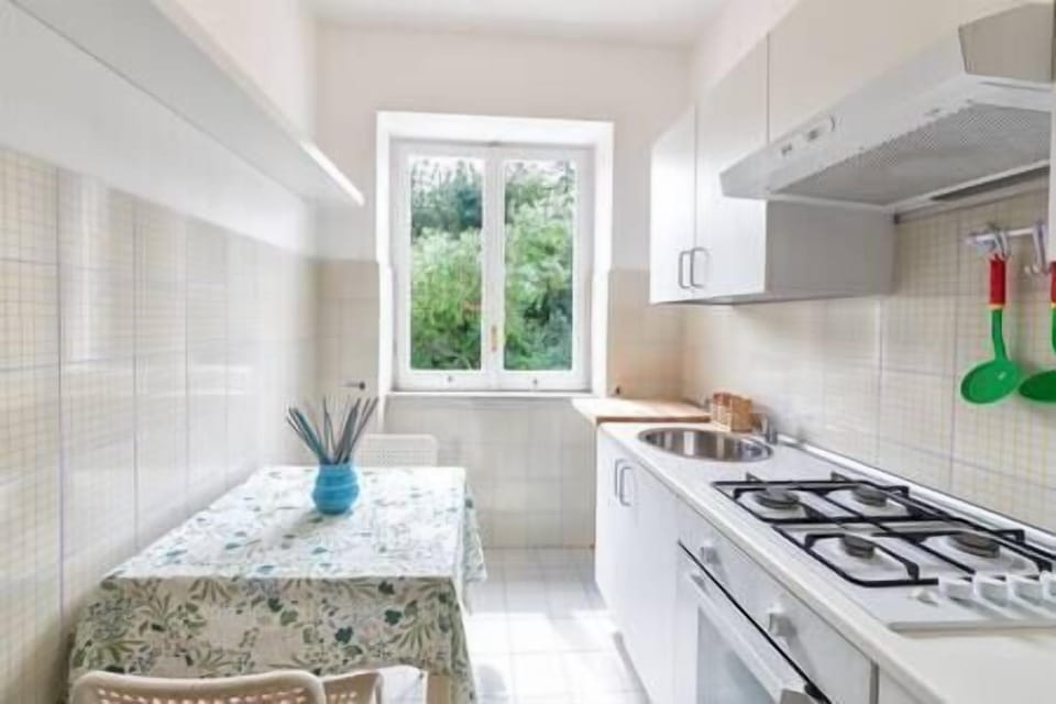 cucina abitabile con vista sul parco e terrazzo della villa