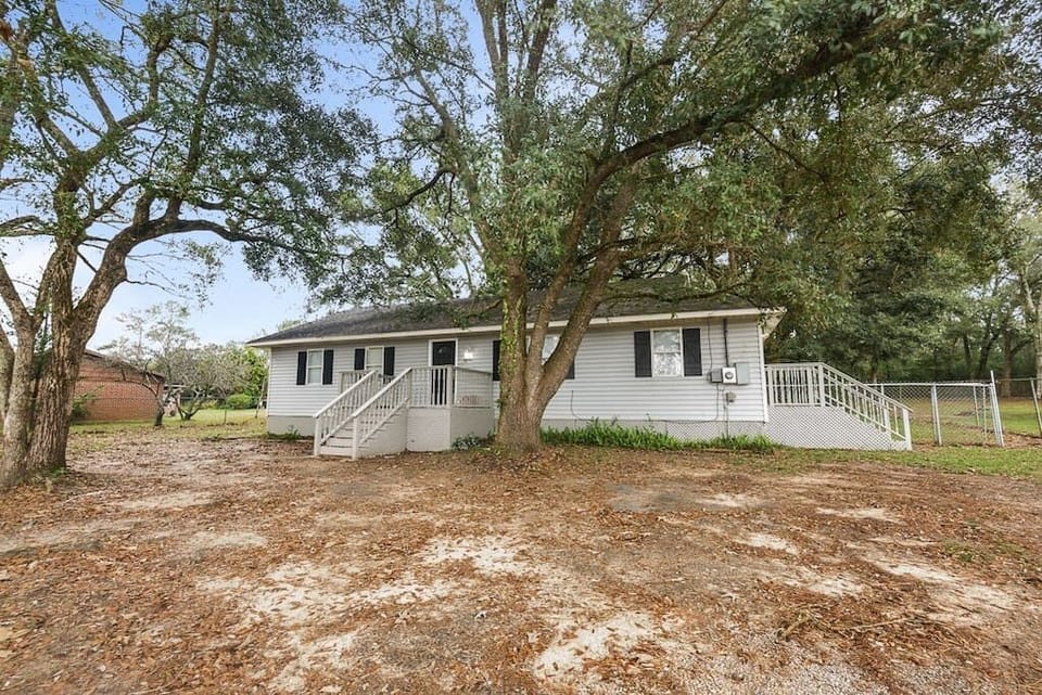 Welcome to Spacious Country Home on Meadow!
