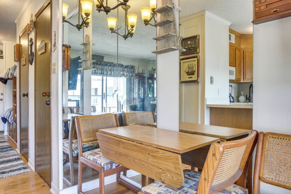 Dining Area | Dishware & Flatware Provided