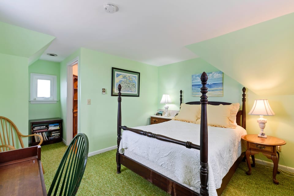 Queen Bedroom