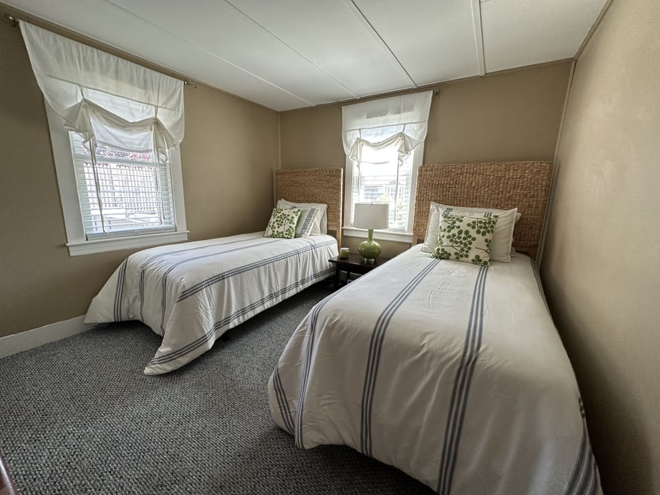 3rd bedroom with two twin beds and 35" SmartTV for streaming