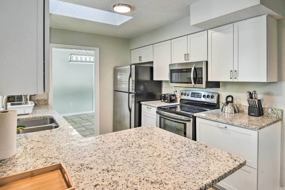 Kitchen | Trash Bags & Paper Towels Provided