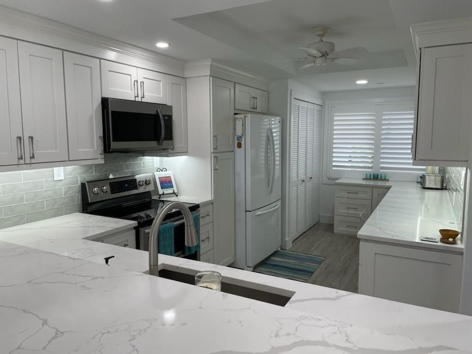 Buttonwood Cove 104B kitchen