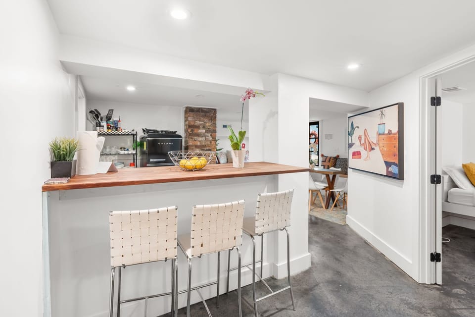 Kitchenette with Breakfast Bar