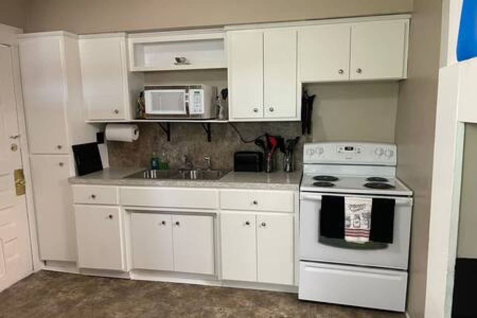 The fully furnished kitchen has everything handy! 