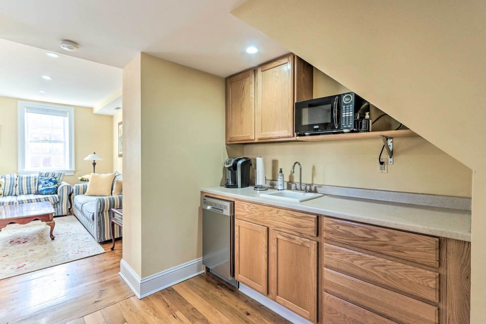 Kitchen | Paper Towels/Trash Bags Provided