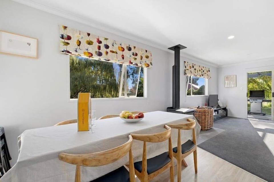 The Dinning Area with seating for 6