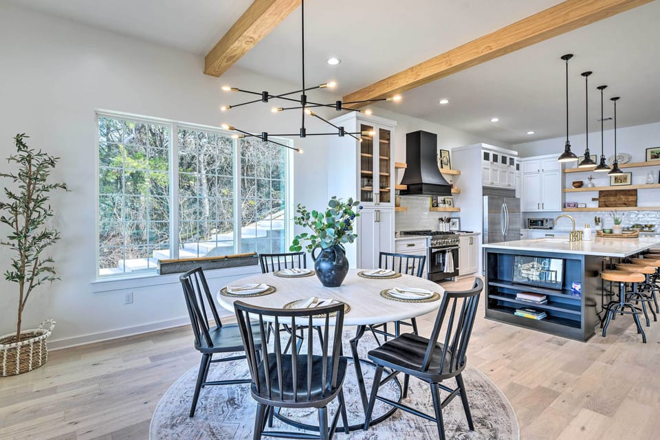 Dining Area | Dishware Provided